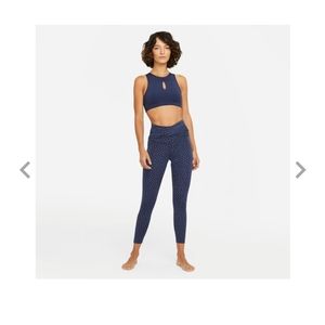 Nike Women's Yoga Dots Twist 7/8 Capri Tights Size Small.